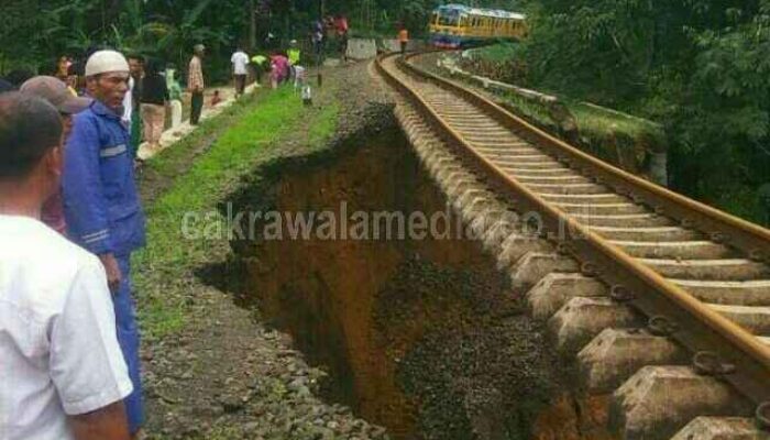 Tanah Amblas Melumpuhkan Jalur Kereta Api Bogor -Sukabumi