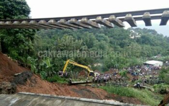 Material Tanah Longsor di Kecamatan Cijeruk Timbun 3 Rumah Warga
