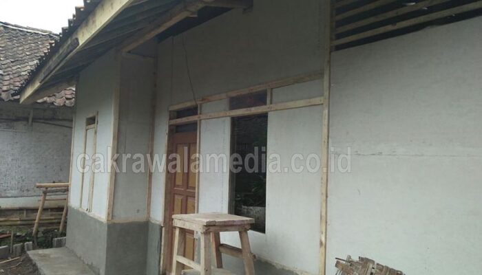 Peduli Sesama, Warga Malaganti Bantu Bangun Rumah Emak Ooh