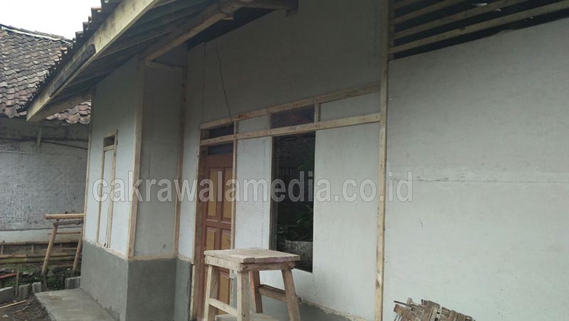 Peduli Sesama, Warga Malaganti Bantu Bangun Rumah Emak Ooh