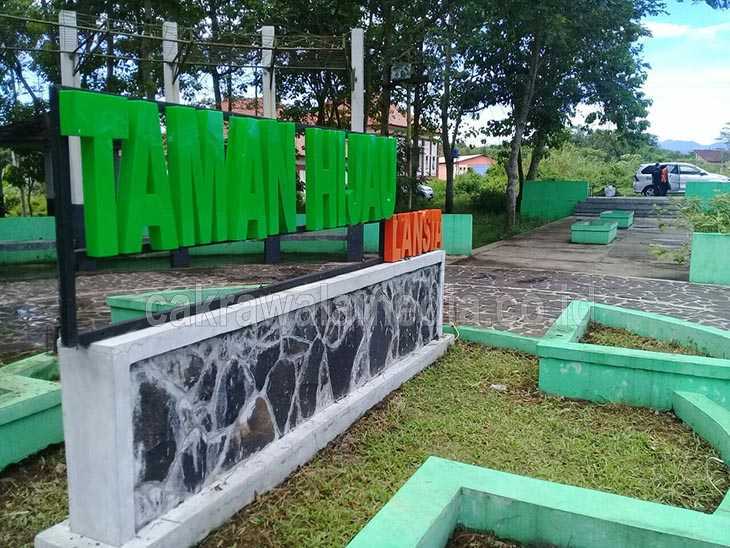 Suprise! Saat Jumsih, PNS Temukan "Benda Aneh" di Taman Lansia