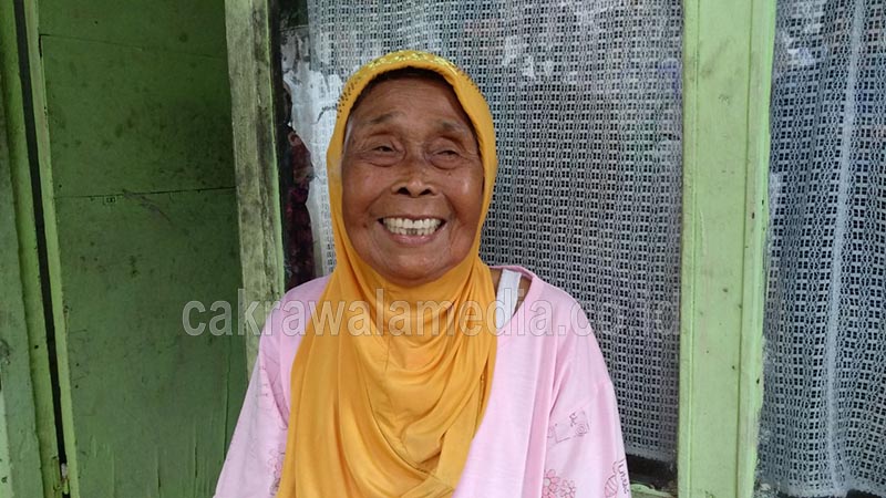 Tak Kunjung Datang, Nenek Iwik Kecewa Sama Cawagub Demul