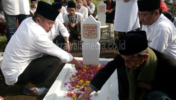 Terharu, Puluhan Tahun Mencari, TB Baru Temukan Makam Pamannya