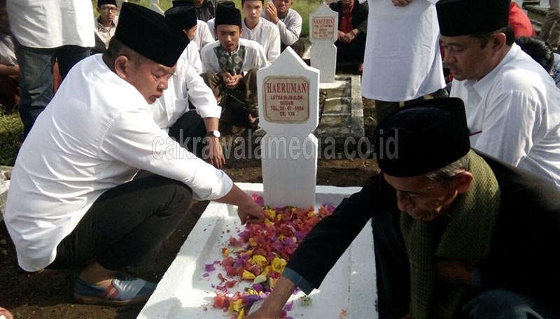 Terharu, Puluhan Tahun Mencari, TB Baru Temukan Makam Pamannya