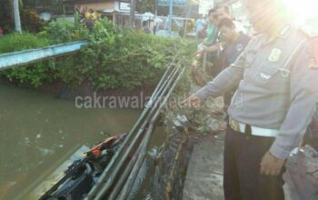 Sopir Ngantuk, Dump Truk di Pangandaran nyemplung ke Sungai Cikidang