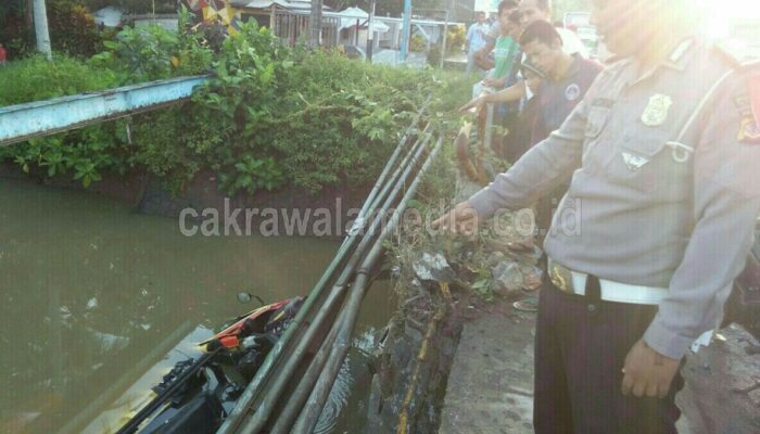 Sopir Ngantuk, Dump Truk di Pangandaran nyemplung ke Sungai Cikidang