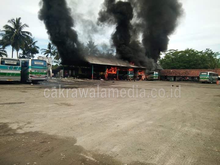 Pool Bus Budiman di Pangandaran Kebakaran