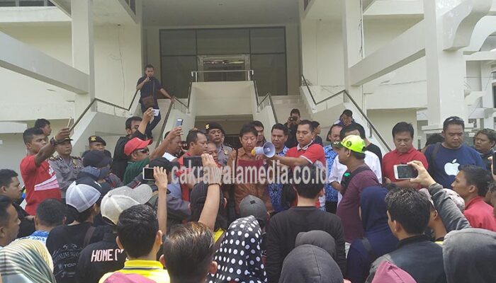 Ratusan Pemilik Outlet Tolak Pembatasan Registrasi SIM Card