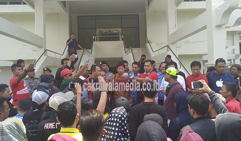 Ratusan Pemilik Outlet Tolak Pembatasan Registrasi SIM Card