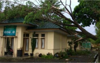 Angin Puting Beliung Porak Porandakan Indihiang
