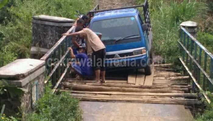 Warga Ciambar Keluhkan Rusaknya Jembatan Penghubung Dua Desa