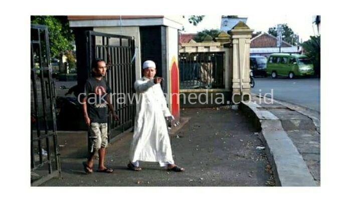 Bersama Sang Istri Seorang Tokoh Agama Ubrak Abrik Pemabuk di Alun-alun