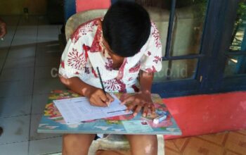 Patah Tulang, Seorang Siswa di Pangandaran Jalani Ujian di Rumah