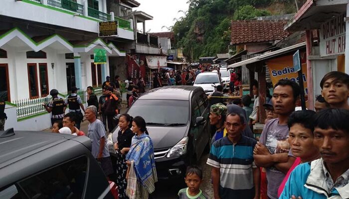Penggeledahan Terduga Teroris di Tasik Jadi Tontonan Warga