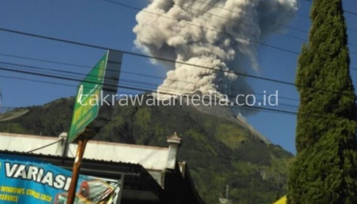 Gunung Merapi Semburkan Debu Panas, Masyarakat Diimbau Tenang