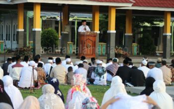 Bupati-Wakil Bupati Pangandaran Sholat Idul Fitri Bersama Ratusan Warga di Lapang Parigi