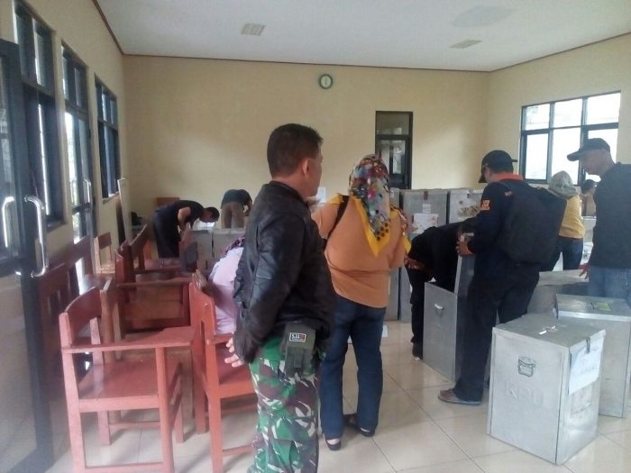 
					Seorang anggota TNI tengah mengawasi pemeriksaan logistik di salah satu PPK yang akan dikirimkan ke PPS di Kab Tasikmalaya.