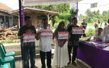 Ditemani Istri dan Anak, Ketua DPRD Pangandaran Salurkan Hak Pilih di TPS 3 Mangunjaya