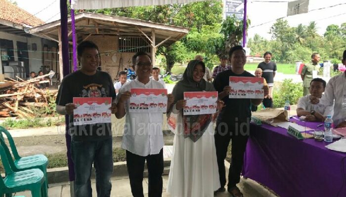 Ditemani Istri dan Anak, Ketua DPRD Pangandaran Salurkan Hak Pilih di TPS 3 Mangunjaya