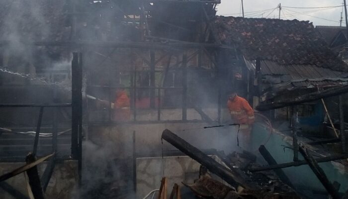 Diduga Akibat Konsleting Listrik, Rumah Kaka Beradik di Banjar Habis Dilalap si Jago Merah