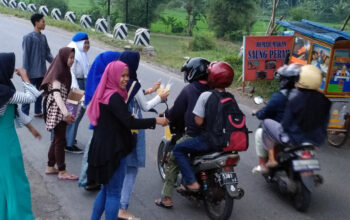 Tanamkan Nilai Sosial, Guru SMK Global Bagi-bagi Takjil
