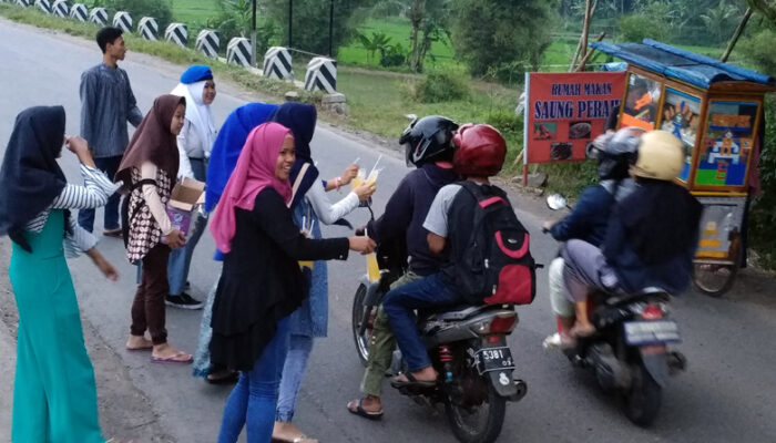 Tanamkan Nilai Sosial, Guru SMK Global Bagi-bagi Takjil
