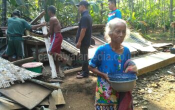 Lapuk Dimakan Usia, Rumah Janda Tua di Pangandaran Ambruk