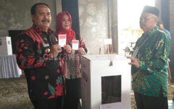 Bupati Pangandaran Bersama Istri dan Anak Nyoblos di TPS 2