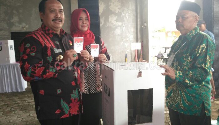 Bupati Pangandaran Bersama Istri dan Anak Nyoblos di TPS 2