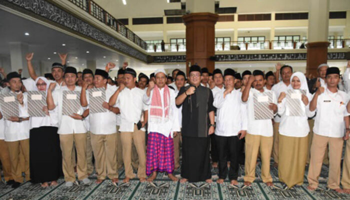 Wabup Tasikmalaya Serahkan SK Penugasan Kepada Tenaga Honorer K-2 di Lingkungan Pemkab Tasik