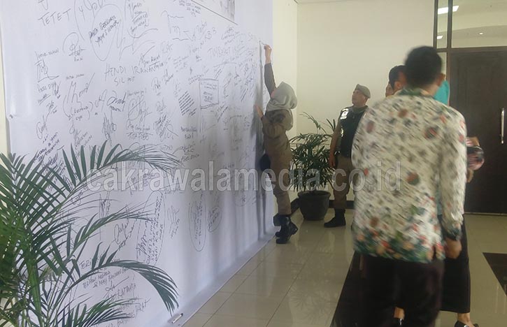 Aksi Tanda Tangan Hatur Nuhun Kang Yayat Panen Pujian
