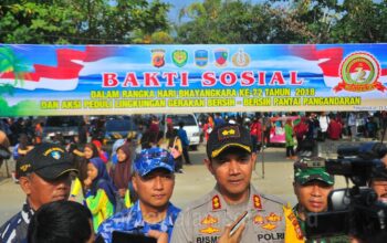Peringati HUT Bhayangkara Ke-72, Polres Ciamis dan TNI Bersih-bersih Pantai Pangandaran