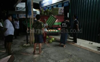 Truk Pengangkut Gas Elpiji Hantam Toko HP di Pangandaran