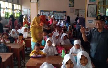 Hari Pertama Masuk Sekolah, Banyak Orangtua Murid Berebut Tempat Duduk