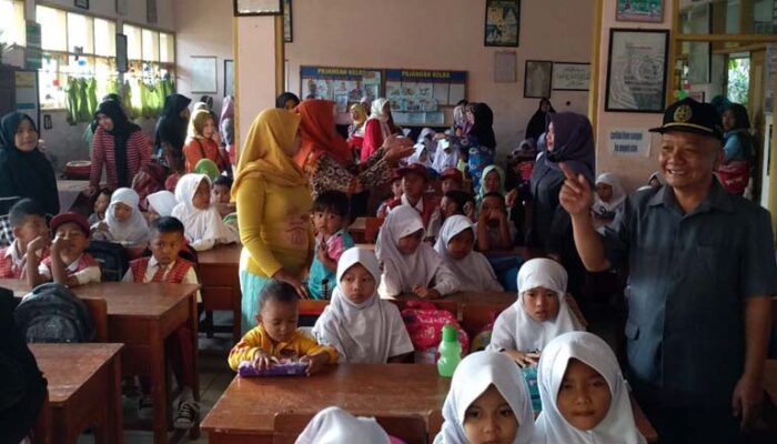 Hari Pertama Masuk Sekolah, Banyak Orangtua Murid Berebut Tempat Duduk