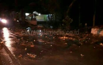 Diterjang Gelombang Tinggi,10 KK Warga Batuhiu Pilih Mengungsi