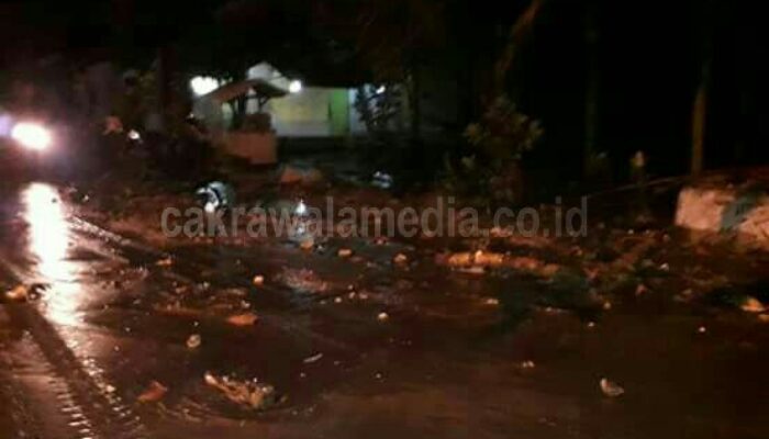 Diterjang Gelombang Tinggi,10 KK Warga Batuhiu Pilih Mengungsi