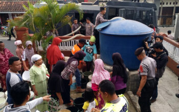 Polres Tasik Kota Distribusikan Air Bersih