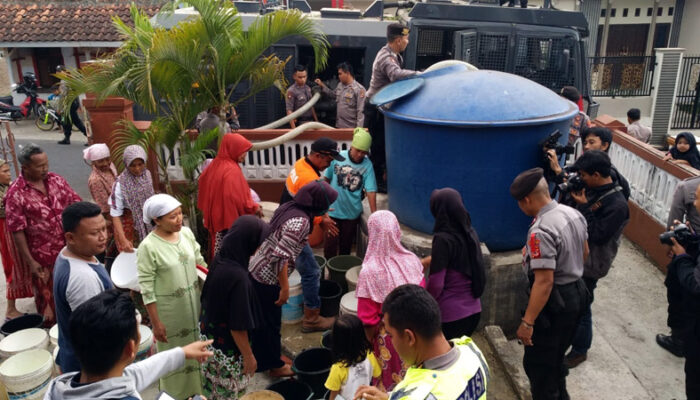 Polres Tasik Kota Distribusikan Air Bersih