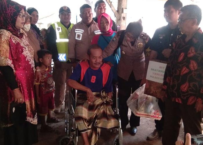 Kasat Binmas Polres Cimahi Berikan Kursi Roda untuk Dedi