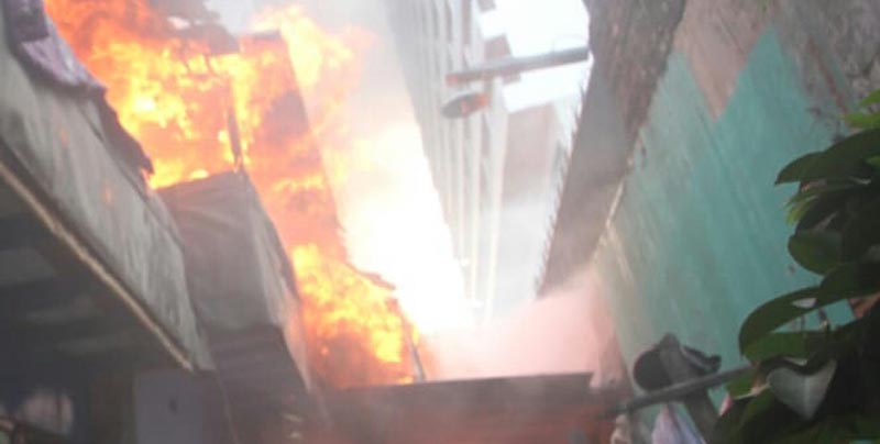Panik, Satu Rumah Terbakar di Kawasan Padat Penduduk