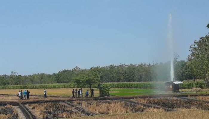 Semburan Air Campur Gas Setinggi 30 Meter Gegerkan Warga
