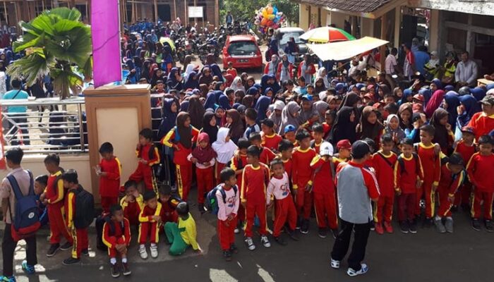 Wujud Cinta Indonesia, Ribuan Warga Nasol Ikuti Gerak Jalan Santai HUT RI 73