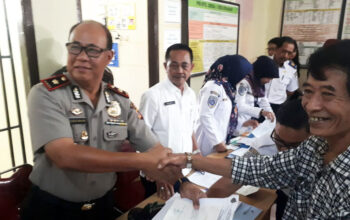 Kemenhub Serahkan Buku Rekening Kepada Warga Terdampak Jalur Ganda KA