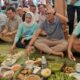 Merakyat, Sandiaga Uno Makan Nasi Liwet Sambil Ngampar Tikar