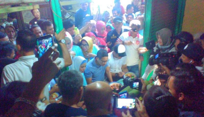 Sandiaga Blusukan, Relawan Dulur Rachel Maryam Ajak Makan Kupat Tahu
