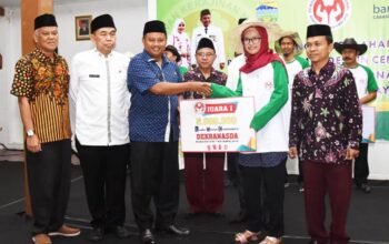 UU Serahkan Hadiah Juara Lomba Desain Cenderamata