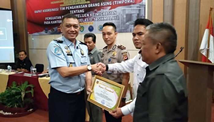 Imigrasi Tasik Berikan Piagam Penghargaan Sinergitas Kepada Timpora