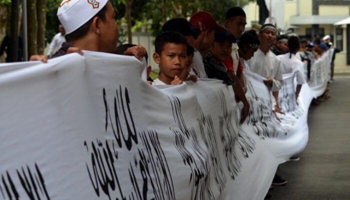 Gelar Tarhib Muharram, Umat Islam Tasikmalaya Bentangkan Spanduk Tauhid Terpanjang