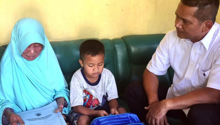 Sekaligus Beri Bantuan, Camat Tawang Jenguk Ma Koko Penderita Kusta